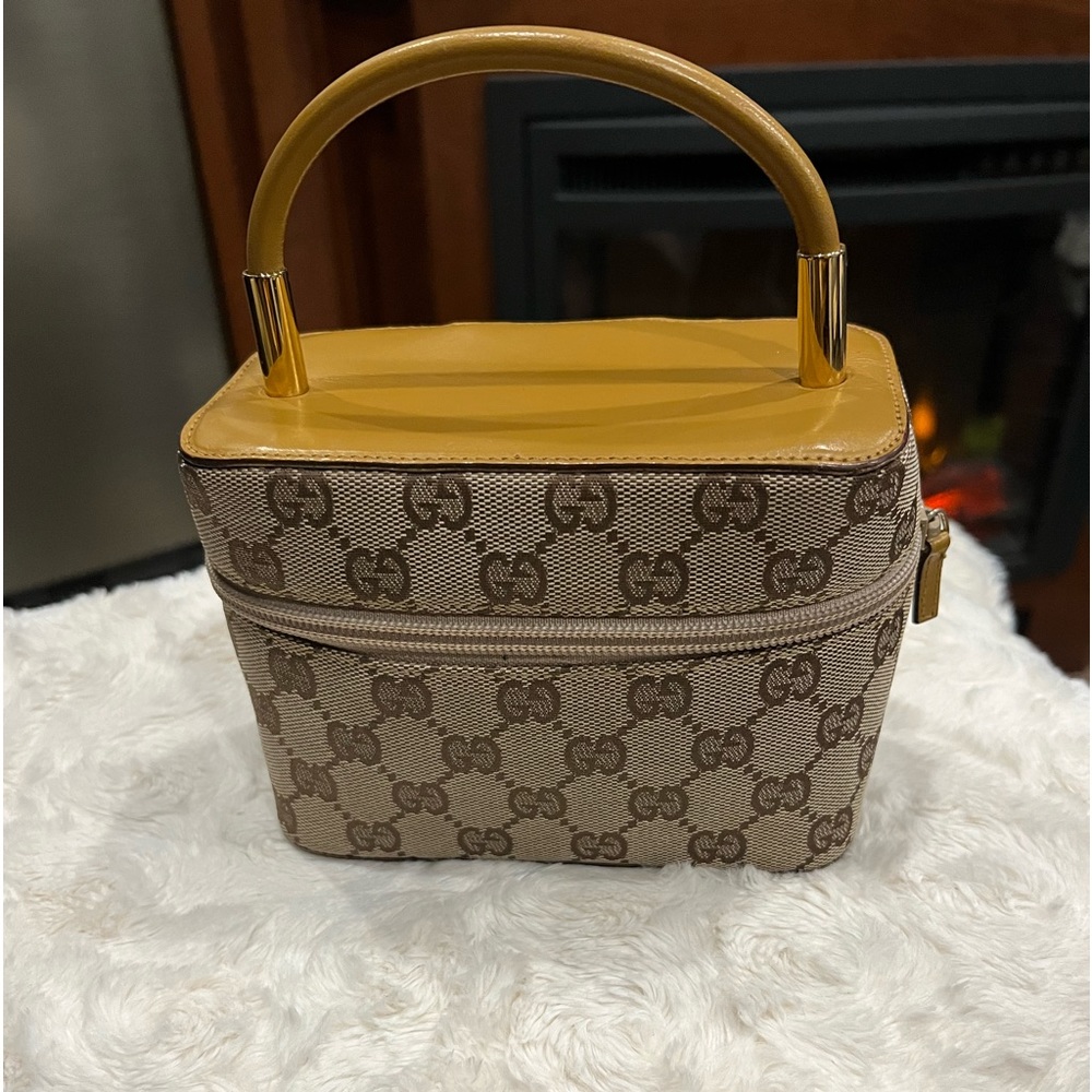 Beautiful Rare Vintage Gucci makeup or handbag in EUC… Authentic..W8.6inxL4.3in